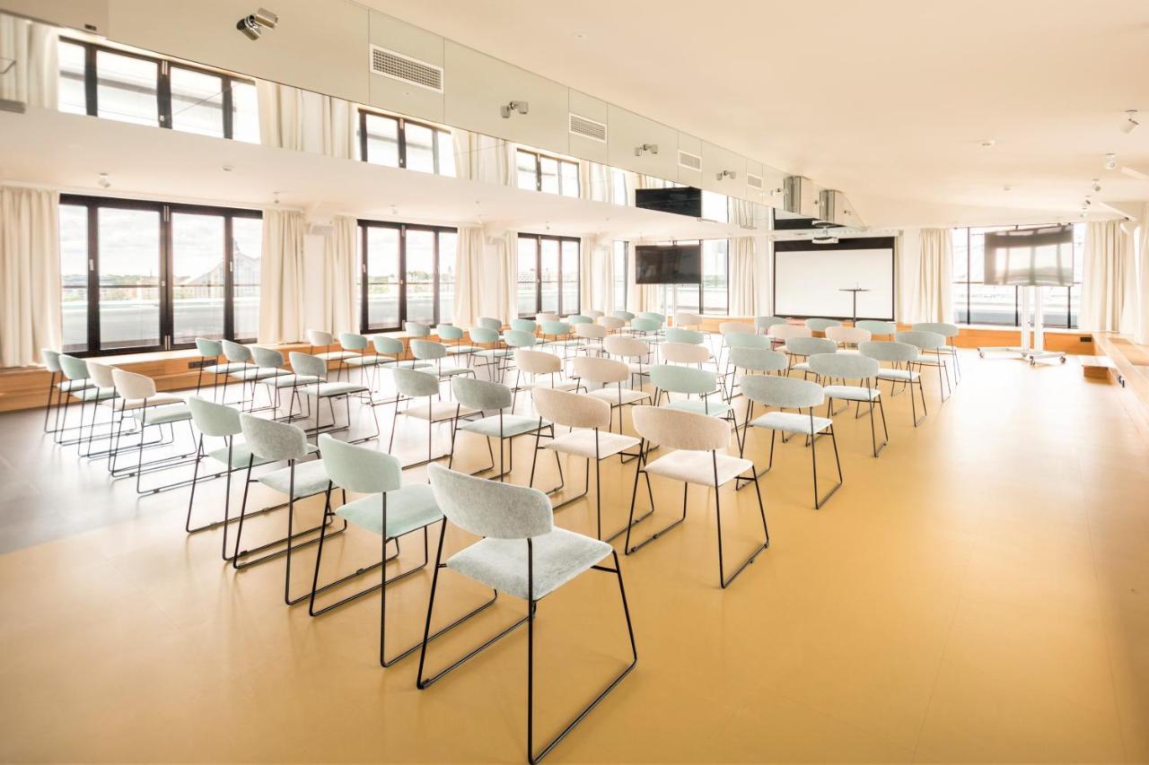 웰턴 리버사이드 스파 호텔 리가 외부 사진 The interior of the venue